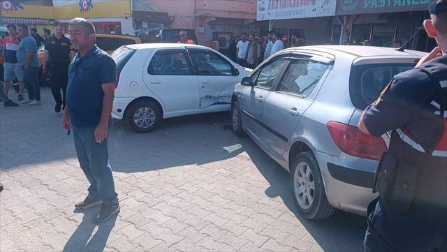Zonguldak’ta hafif ticari araç ile otomobilin çarpıştığı kazada 4 kişi yaralandı