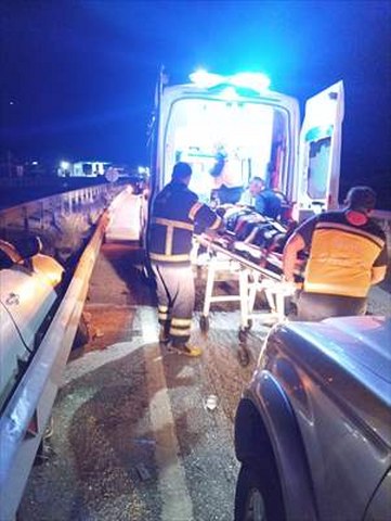 Tosya’da bariyerlere çarpan otomobildeki 1 kişi yaralandı