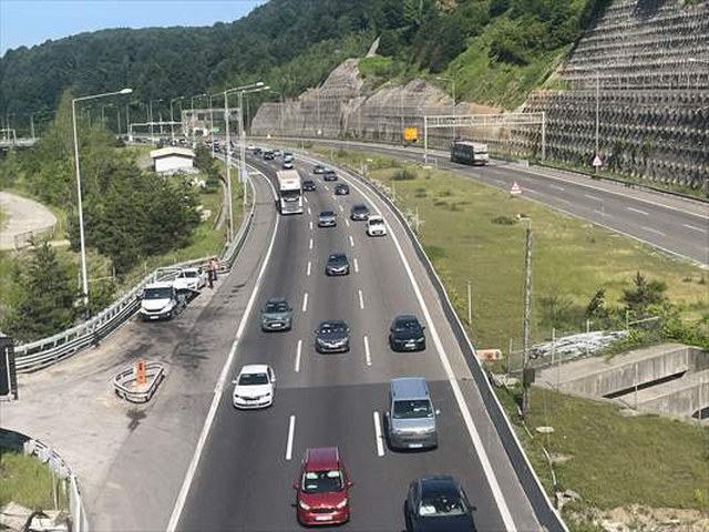 Anadolu Otoyolu’nun Bolu ve Düzce kesiminde bayram tatili hareketliliği kısmen başladı