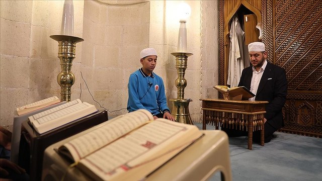 Hafızlığını tamamlayan öğrenci bir günde Kur’an-ı Kerim’i hatmetti