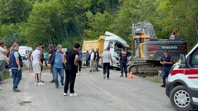 Kastamonu’da devrilen hafriyat kamyonunun sürücüsü hayatını kaybetti