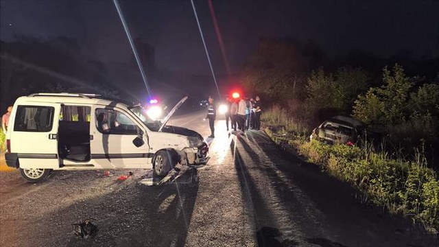 Bartın’da otomobil ile hafif ticari araç çarpıştı, 8 kişi yaralandı