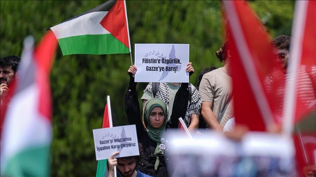 Yıldız Teknik Üniversitesi öğrencileri ve akademisyenleri Gazze için yürüdü