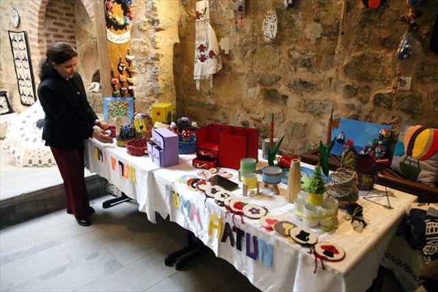 Çöpte bulduğu şemsiyeyi taş baskı sanatıyla kullanılabilir hale getirdi