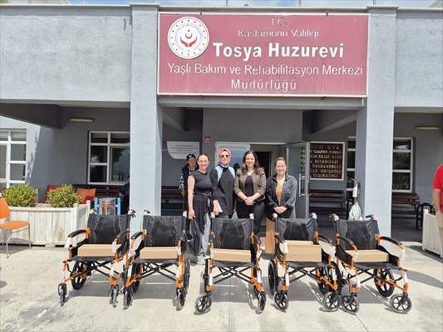 Tosya’da üniversite öğrencileri ihtiyaç sahiplerine tekerlekli sandalye bağışladı
