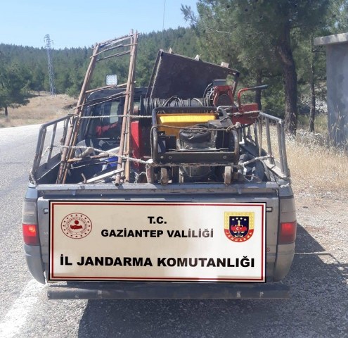 Kaçak krom madeni açarak kazı yapan 5 şahsı jandarma yakalandı