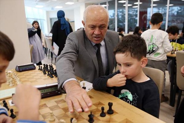 “Öğrencilere faydası olsun” diye 20 yıl önce öğrendiği satrançta il temsilcisi oldu