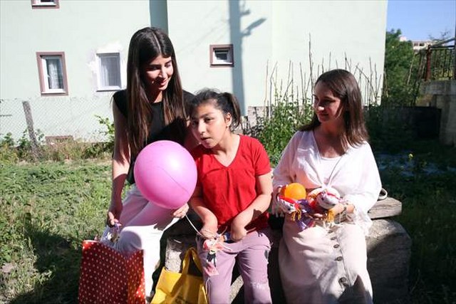 Üniversite öğrencisinden engelli çocuğa puset desteği