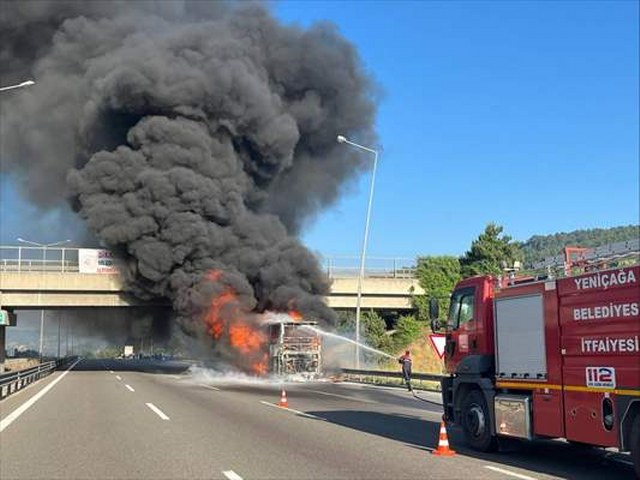 Anadolu Otoyolu’nun Bolu kesiminde seyir halindeki yolcu otobüsünde çıkan yangın söndürüldü