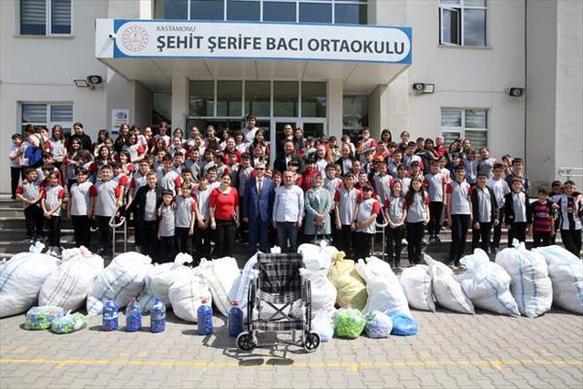 Kastamonu’da ortaokul öğrencileri tekerlekli sandalye için 30 torba mavi kapak topladı