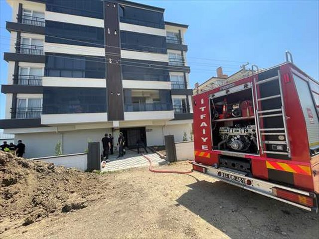 Bolu’da komşusunun evinde çıkan yangını söndüren kadın dumandan etkilendi