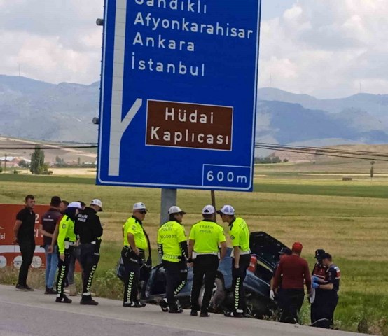 Yön tabelasına çarpan otomobildeki yaralılardan biri öldü