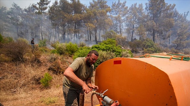 İzmir’deki yangınlarda köylüler, ekiplerle omuz omuza mücadele ediyor
