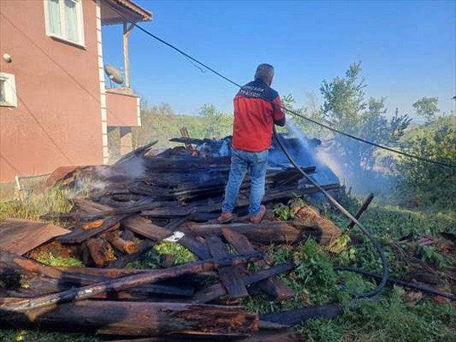 Bolu’da çıkan yangında odunluk kullanılamaz hale geldi
