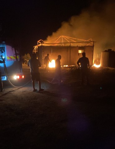 Prefabrik ev dakikalar içinde kül oldu