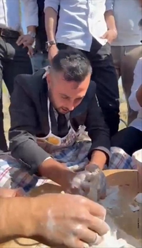 Bolu’da arkadaşları damada gözleme yaptırdı