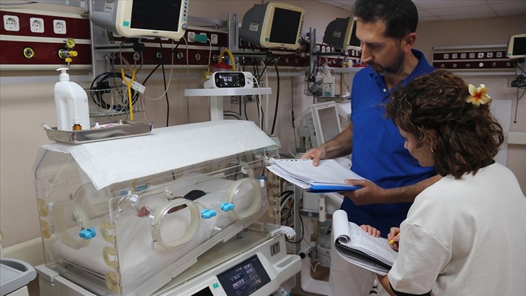 Diyarbakır’da 2 kilo 400 gram doğan bebeğin yaşaması için midesine tüp takıldı