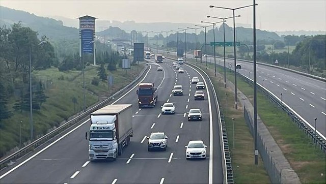 Kurban Bayramı tatilinden dönenler nedeniyle Anadolu Otoyolu Bolu kesiminde yoğunluk sürüyor