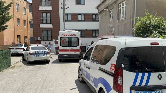 Bıçaklı kavgada 2 kardeş ve polis memuru yaraladı