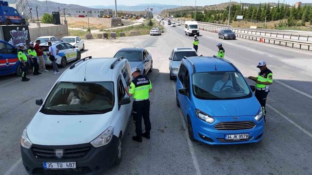 Tatilcilerin bayram yolcuğu başladı: 43 ilin geçiş güzergahında sıkı tedbir alındı