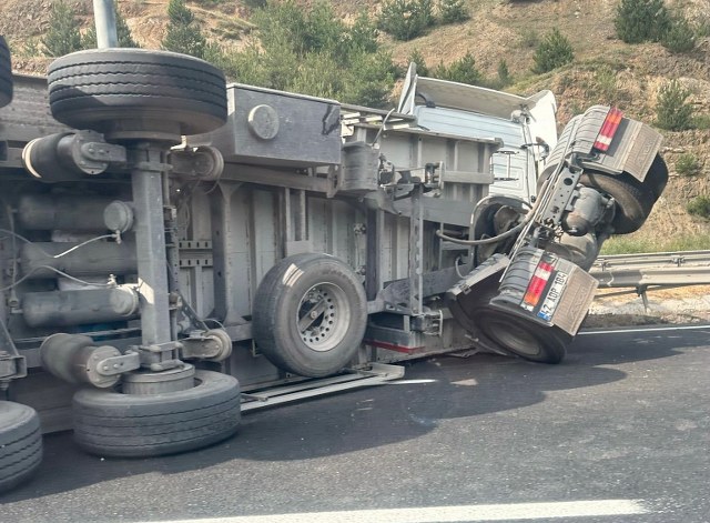 Bilecik’te kontrolden çıkan tırın dorsesi devrildi, sürücüsü yaralandı