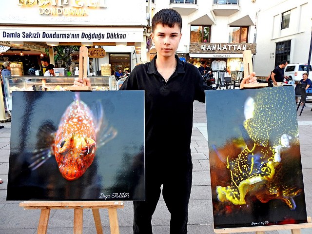 Mavi dünyanın güzelliklerini objektifine taşıdı, Çeşme’de sergiledi