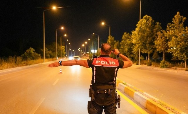 Isparta’da 1 saatlik asayiş uygulamasında 16 sürücüye ceza