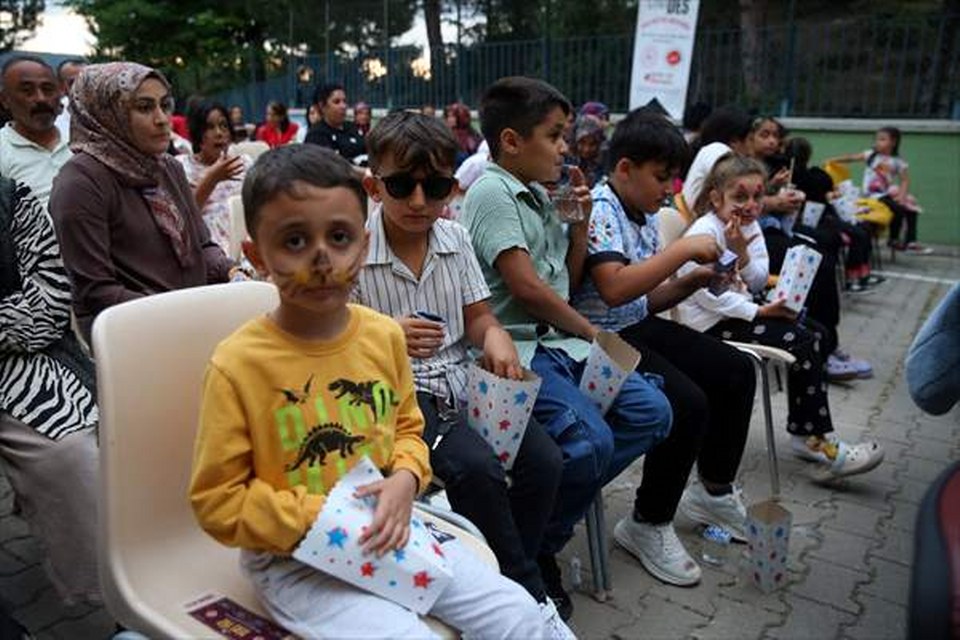 Kastamonu Üniversitesi öğrencileri mahallede açık hava sineması gerçekleştirdi