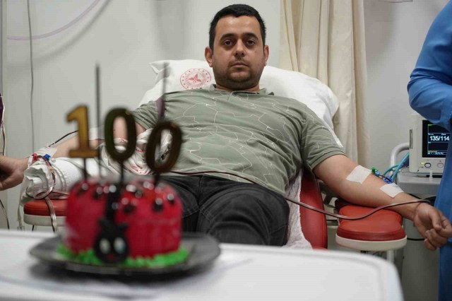 Hayat kurtaran 100. kök hücre bağışı, pasta kesilerek kutlandı