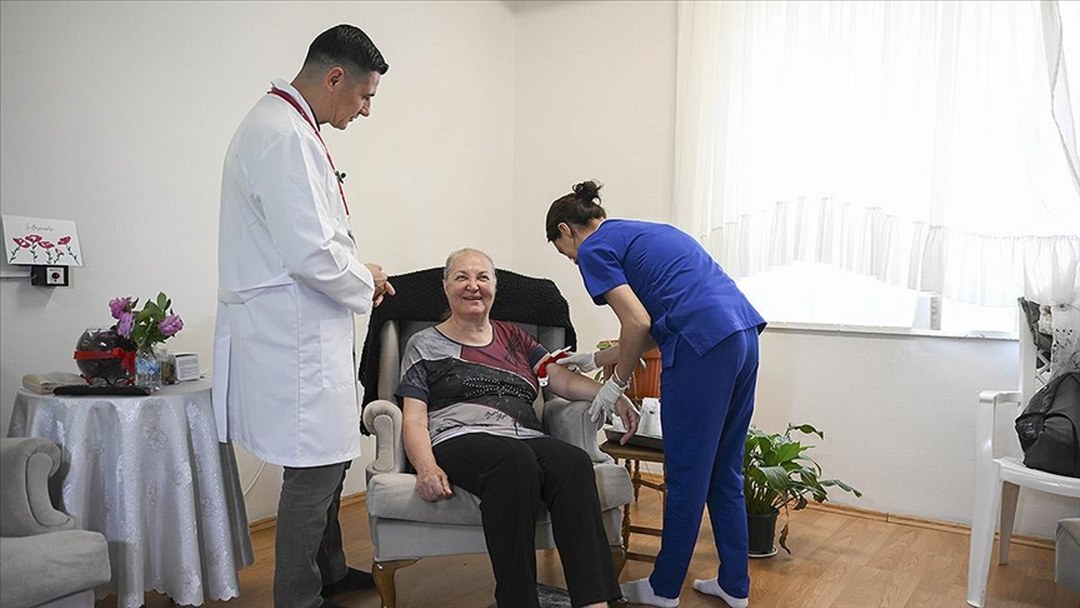 Huzurevi sakinlerine yerinde sağlık hizmeti yapıldı