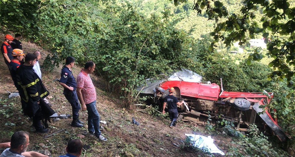 Giresun’da fındık işçilerini taşıyan araç şarampole yuvarlandı: 1 ölü, 9 yaralı