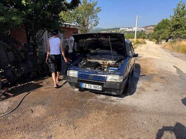 Bolu’da park halindeyken yangın çıkan otomobilde hasar oluştu