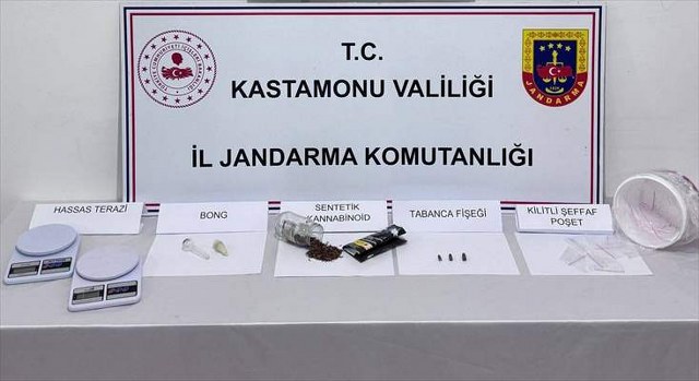 Kastamonu’da uyuşturucu operasyonunda yakalanan 2 zanlı tutuklandı