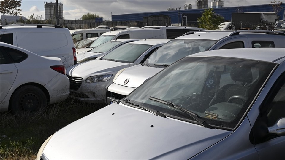 Yedieminlerde bekleyen 14 bin aracın satışının önü açıldı