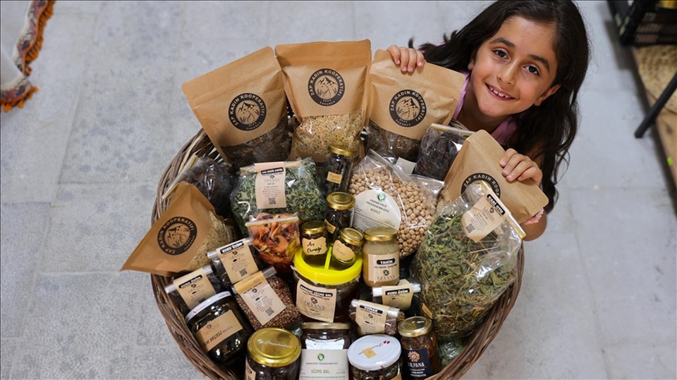 Hakkari’de kooperatifleşerek güçlenen kadınlar yöresel ürünleri tüketiciyle buluşturuyor