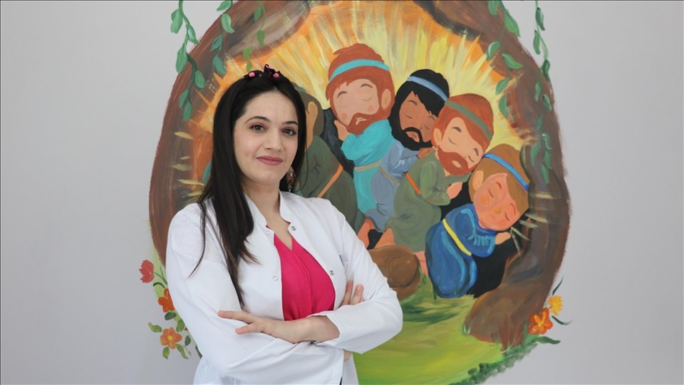 Çocukluk tutkusunu fırçasıyla duvarlara işliyor