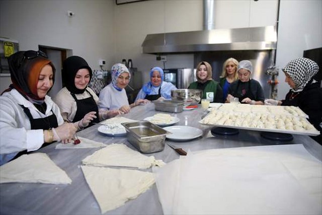 Yeşilay, Kastamonu’da yaz Kur’an kursuna katılan çocuklara ev yapımı yiyecekler ikram ediyor