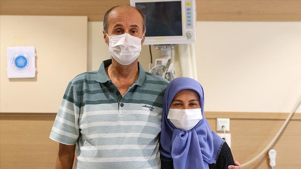 Böbrek nakli bekleyen kardeşlerin yüzü bir ay arayla aynı hastanede güldü