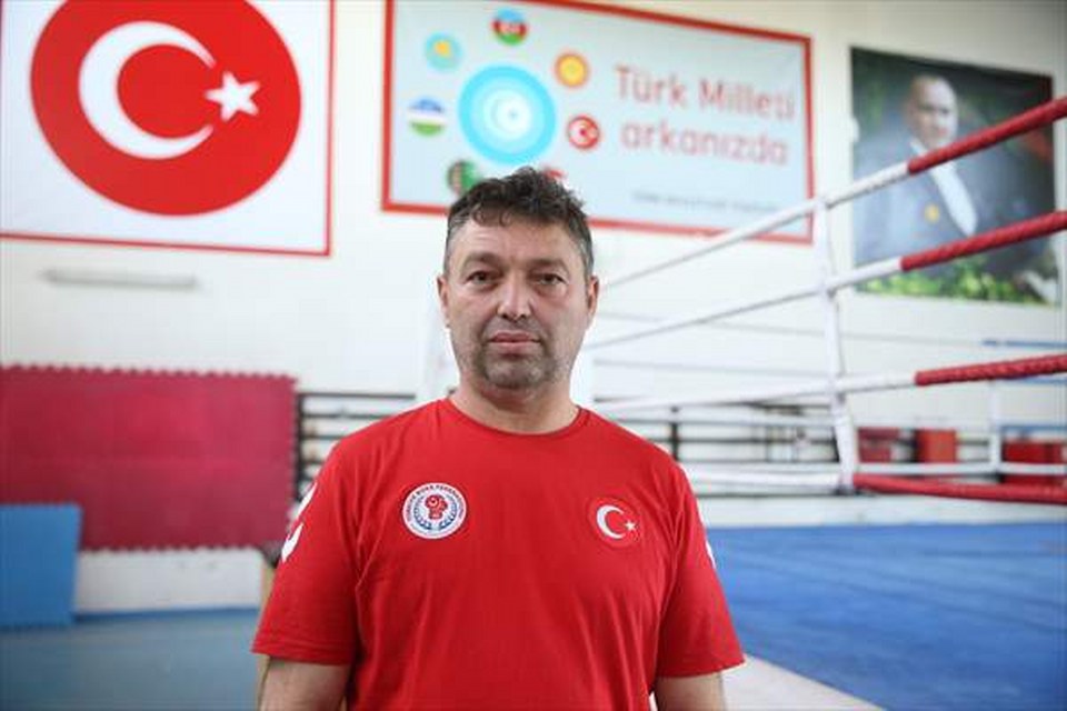 Sağlık görevlisi Ahmet Dede, 26 yıldır milli boksörlerin en zor anlarında yanlarında oluyor