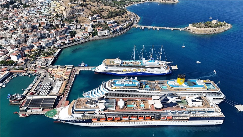 Kuşadası’na 4 kruvaziyerle 6 bin 298 turist geldi