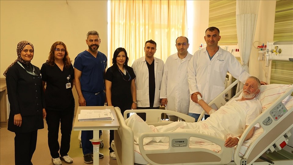 Kalbinden beynine pıhtı atan 76 yaşındaki hasta, 1 saatlik ameliyatla hayata tutundu