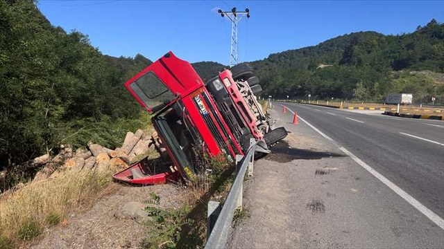 Zonguldak’ta devrilen tomruk yüklü tırın sürücüsü kazadan yara almadan kurtuldu