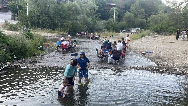 Bolu’da sıcaktan bunalanlar Abant Deresi’nde serinledi