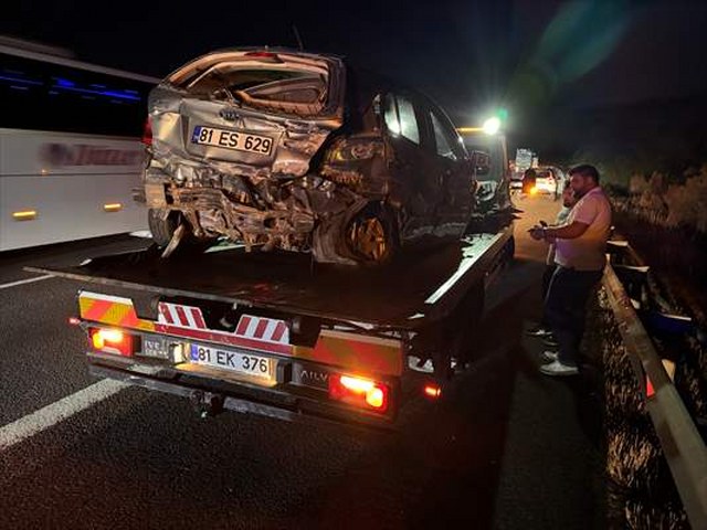 Bolu’da kamyonla çarpışan otomobildeki 3 kişi yaralandı