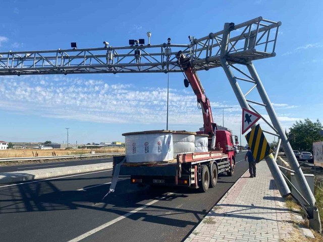 Muratlı’da vinç otoyol plaka tanıma sitemi direğine çarptı