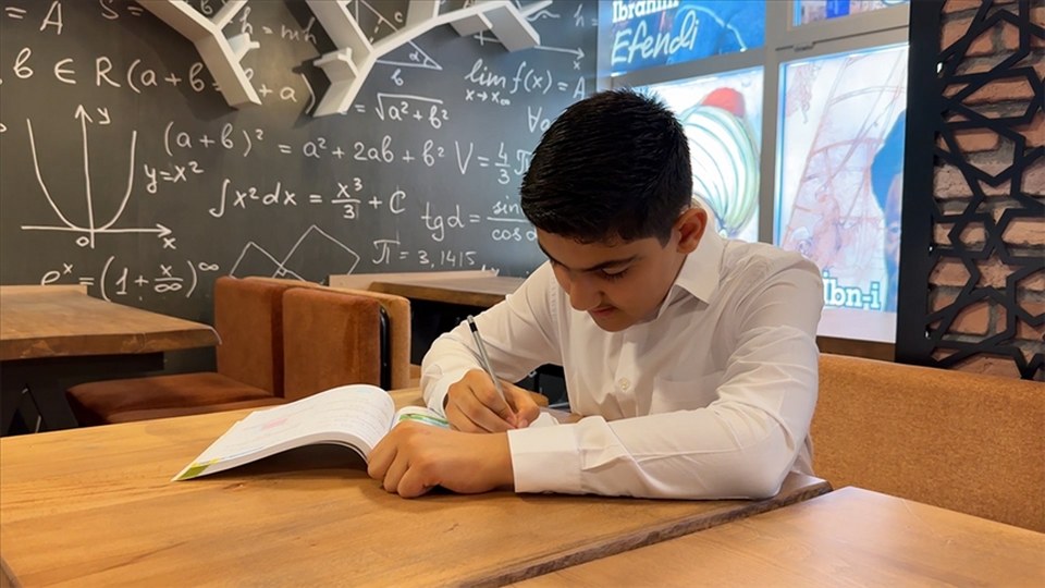 İstanbul’da LGS sınavından tam puan alan öğrenciler başarılarının sırrını paylaştı