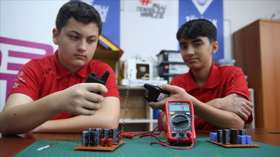 Ortaokul öğrencileri elektromanyetik alanlardan “elektrik hasadı” yapıyor
