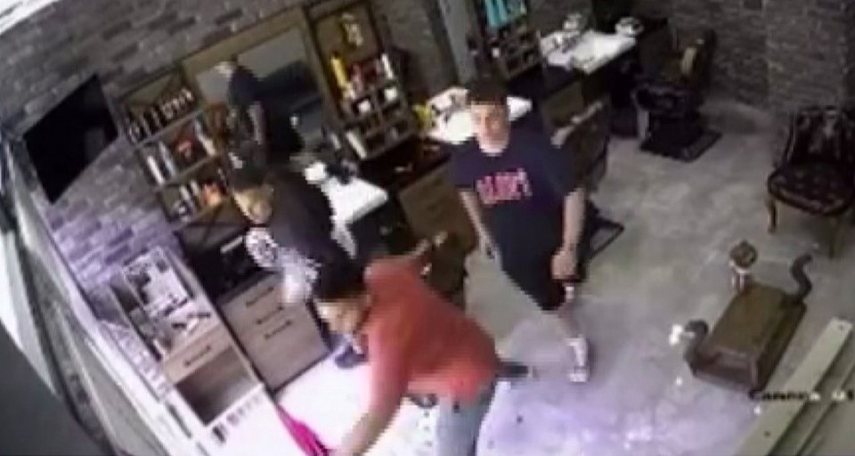 Deprem Anında Tıraşı Bırakıp Müşterisiyle Sokağa Koştu