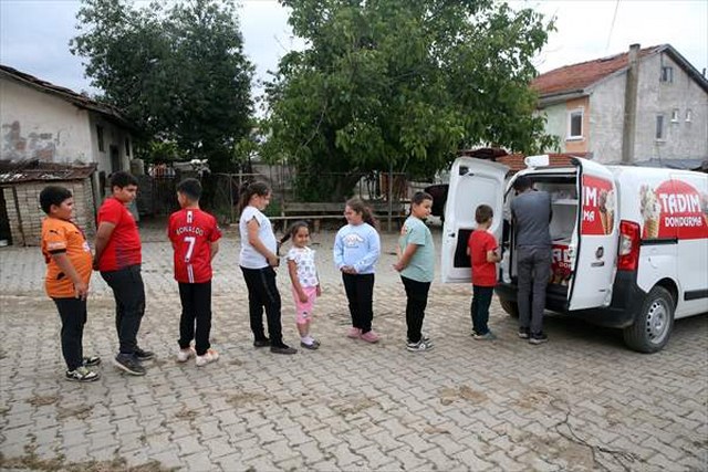 Köy köy gezen seyyar dondurmacı, dondurmayla birlikte mutluluk da dağıtıyor