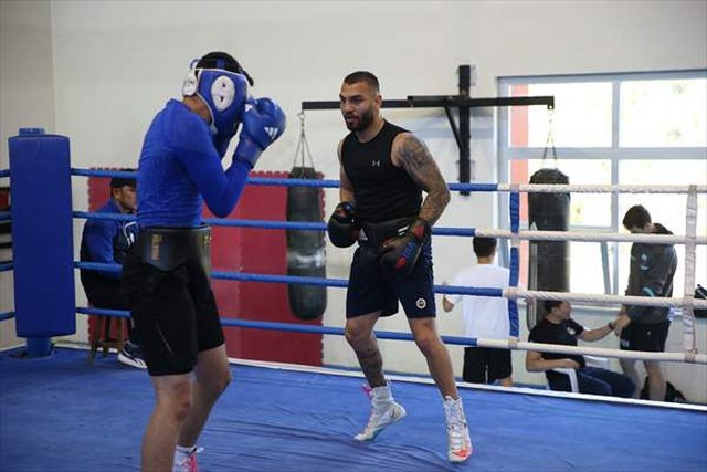 Samet Ersoy, dünya şampiyonluğu için yumruk sallıyor